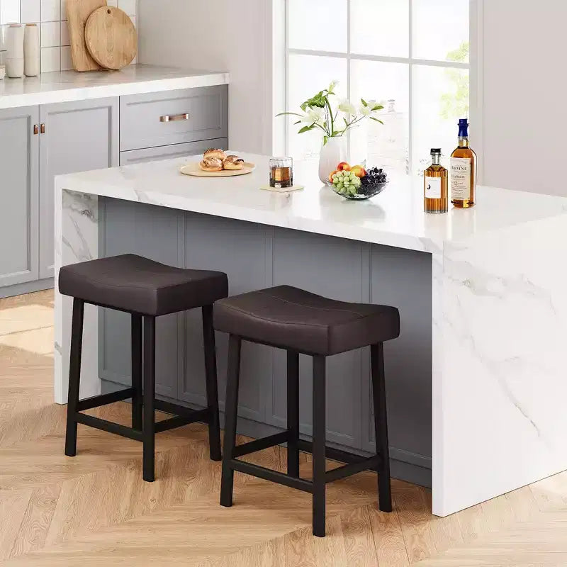 Whizmax Lot de 2 tabourets de bar sans dossier de 24 pouces, tabourets de bar rembourrés à hauteur de comptoir avec surface incurvée, pieds et repose-pieds en métal