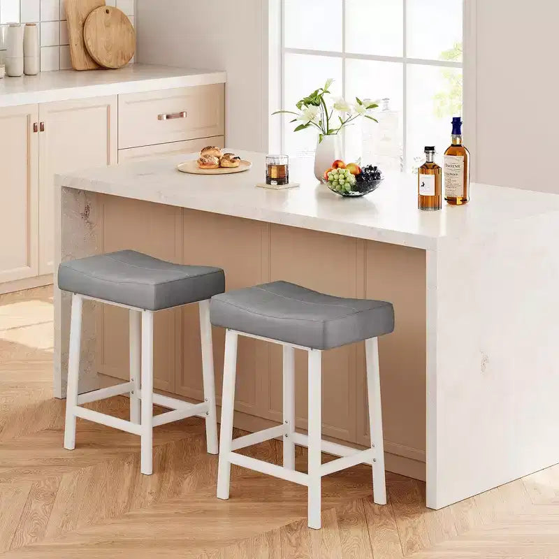 Whizmax Lot de 2 tabourets de bar sans dossier de 24 pouces, tabourets de bar rembourrés à hauteur de comptoir avec surface incurvée, pieds et repose-pieds en métal