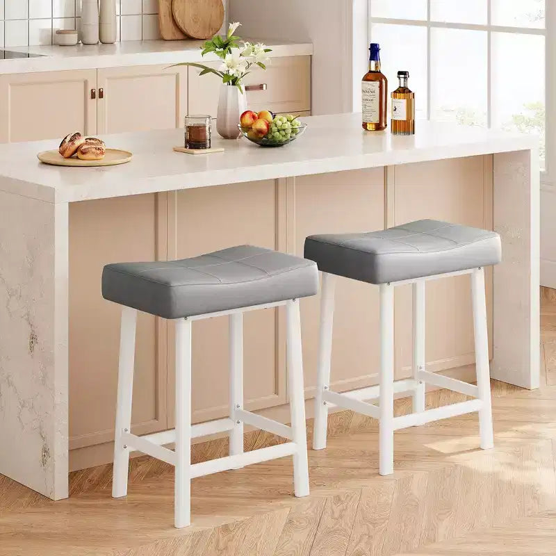 Whizmax Lot de 2 tabourets de bar sans dossier de 24 pouces, tabourets de bar rembourrés à hauteur de comptoir avec surface incurvée, pieds et repose-pieds en métal