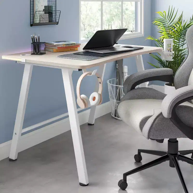 Bureau de jeu avec lumières LED et support de casque – Articles essentiels pour la chambre