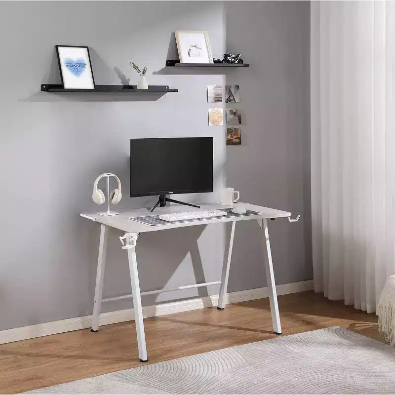 Bureau de jeu avec lumières LED et support de casque – Articles essentiels pour la chambre