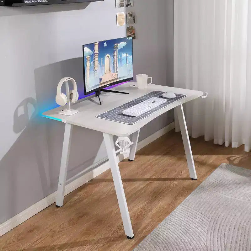 Bureau de jeu avec lumières LED et support de casque – Articles essentiels pour la chambre