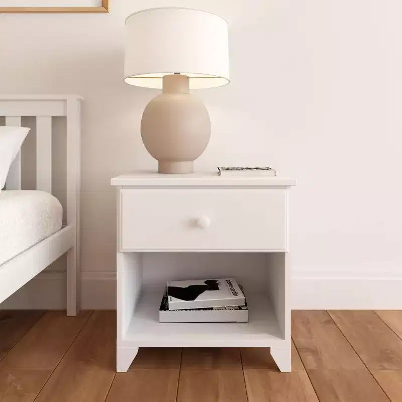 Table de chevet en bois massif Plank+Beam avec 1 tiroir pour chambre à coucher