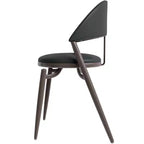 Chaise de salle à manger moderne en cuir LeisureMod Venice, chaise d'appoint rembourrée à dossier ouvert, pieds en métal, parfaite pour une salle à manger du milieu du siècle, aucun assemblage requis