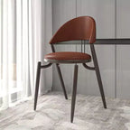 Chaise de salle à manger moderne en cuir LeisureMod Venice, chaise d'appoint rembourrée à dossier ouvert, pieds en métal, parfaite pour une salle à manger du milieu du siècle, aucun assemblage requis