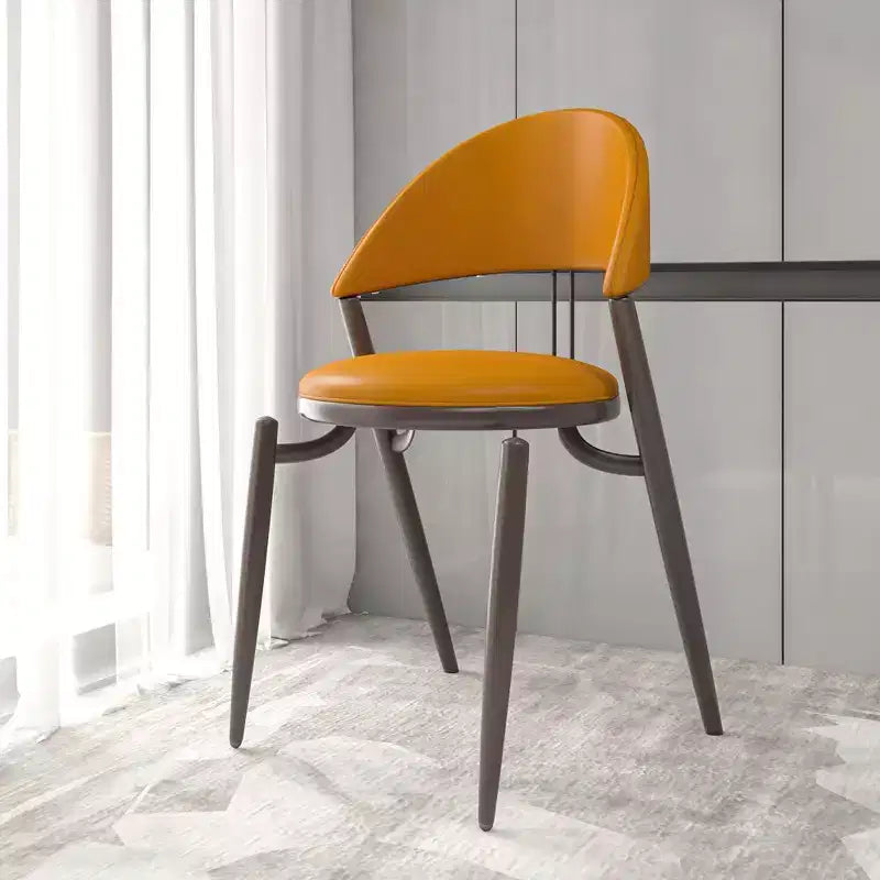Chaise de salle à manger moderne en cuir LeisureMod Venice, chaise d'appoint rembourrée à dossier ouvert, pieds en métal, parfaite pour une salle à manger du milieu du siècle, aucun assemblage requis