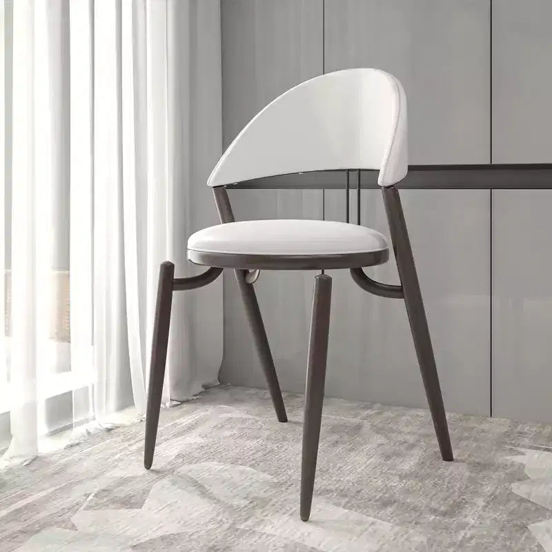 Chaise de salle à manger moderne en cuir LeisureMod Venice, chaise d'appoint rembourrée à dossier ouvert, pieds en métal, parfaite pour une salle à manger du milieu du siècle, aucun assemblage requis