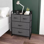 Table de chevet Emma et Oliver avec 4 tiroirs en tissu, station de charge avec 2 ports USB/prise de courant, dessus en bois composite, poignées en bois, cadre en métal