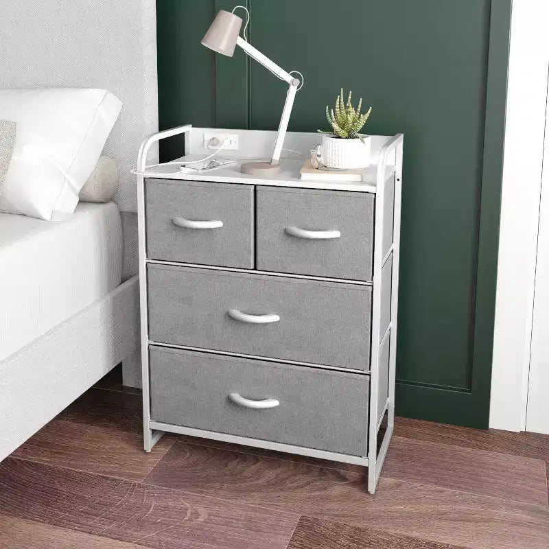 Table de chevet Emma et Oliver avec 4 tiroirs en tissu, station de charge avec 2 ports USB/prise de courant, dessus en bois composite, poignées en bois, cadre en métal