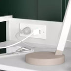 Table de chevet Emma et Oliver avec 4 tiroirs en tissu, station de charge avec 2 ports USB/prise de courant, dessus en bois composite, poignées en bois, cadre en métal