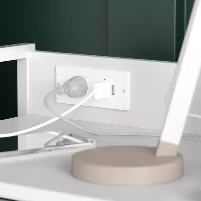 Table de chevet Emma et Oliver avec 4 tiroirs en tissu, station de charge avec 2 ports USB/prise de courant, dessus en bois composite, poignées en bois, cadre en métal