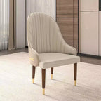 Chaise de salle à manger à dossier haut LeisureMod Elara, revêtement en cuir avec motif ondulé, cadre en bois d'hévéa et accents dorés pour salle à manger