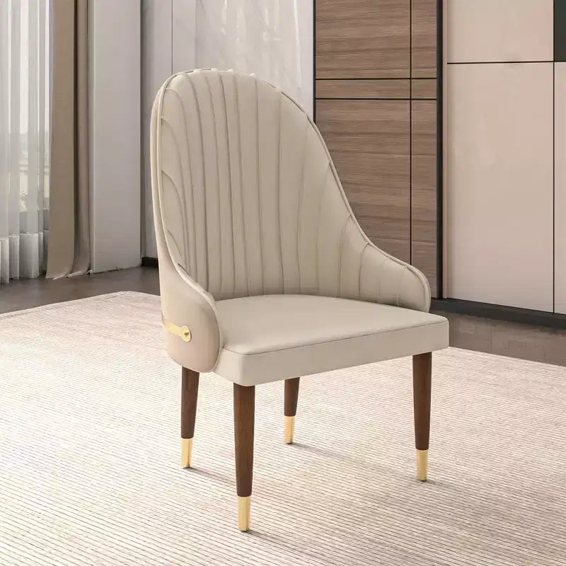 Chaise de salle à manger à dossier haut LeisureMod Elara, revêtement en cuir avec motif ondulé, cadre en bois d'hévéa et accents dorés pour salle à manger