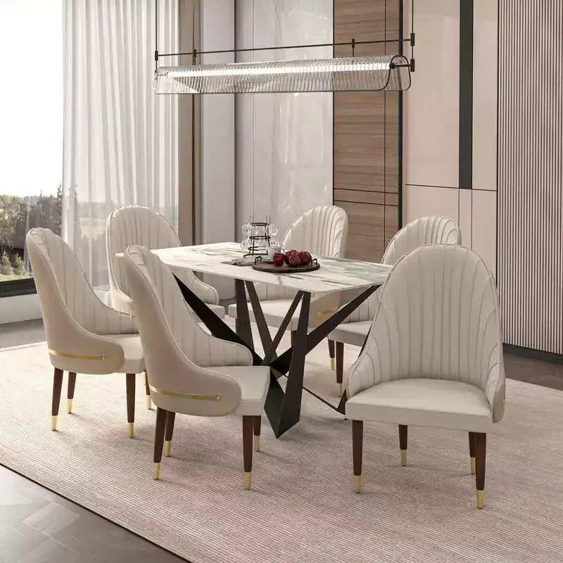 Chaise de salle à manger à dossier haut LeisureMod Elara, revêtement en cuir avec motif ondulé, cadre en bois d'hévéa et accents dorés pour salle à manger