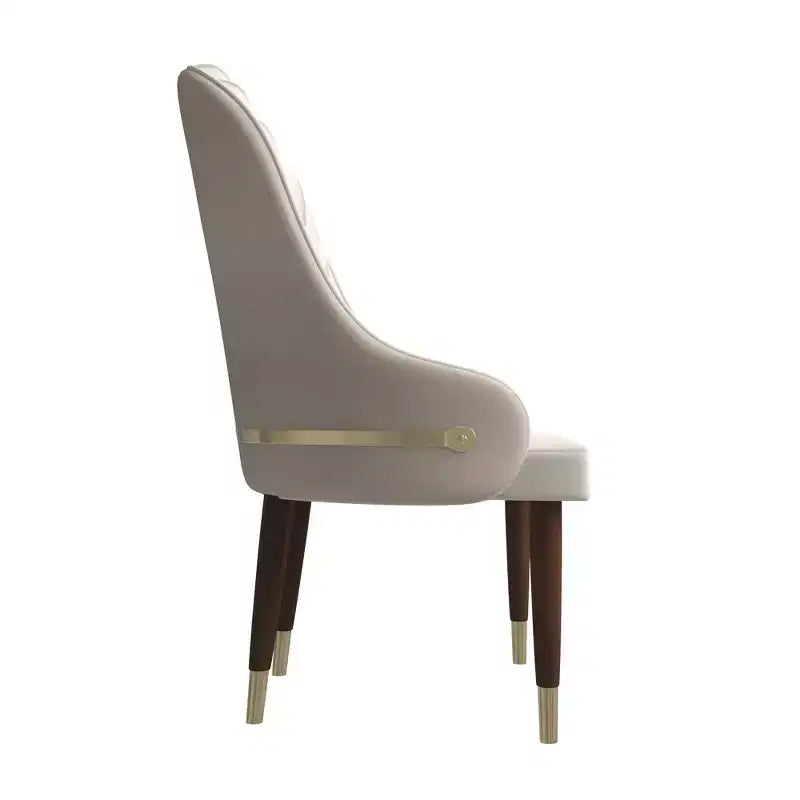 Chaise de salle à manger à dossier haut LeisureMod Elara, revêtement en cuir avec motif ondulé, cadre en bois d'hévéa et accents dorés pour salle à manger