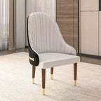 Chaise de salle à manger à dossier haut LeisureMod Elara, revêtement en cuir avec motif ondulé, cadre en bois d'hévéa et accents dorés pour salle à manger