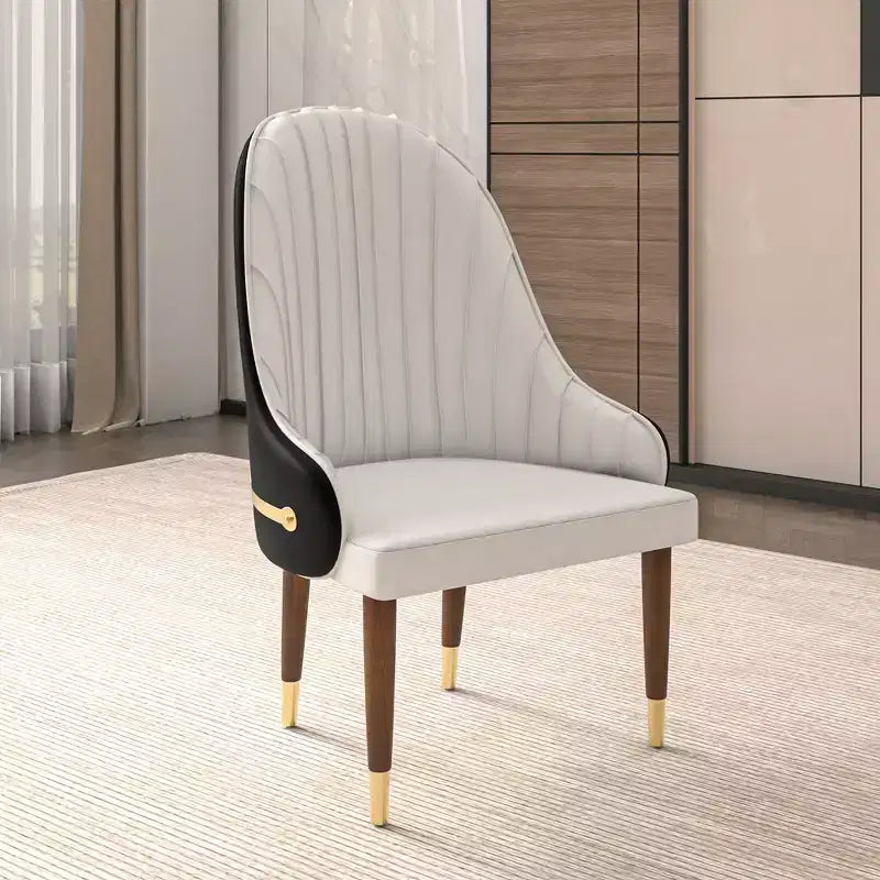 Chaise de salle à manger à dossier haut LeisureMod Elara, revêtement en cuir avec motif ondulé, cadre en bois d'hévéa et accents dorés pour salle à manger