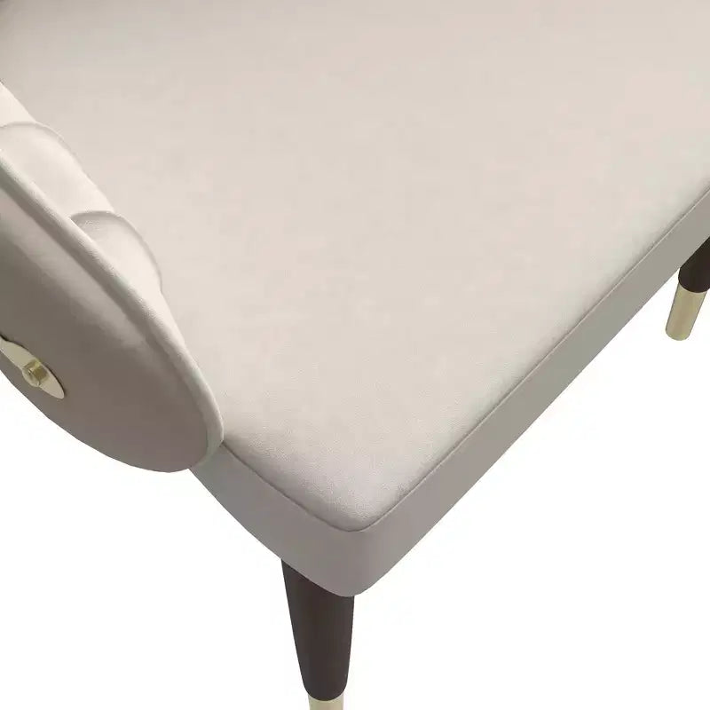 Chaise de salle à manger à dossier haut LeisureMod Elara, revêtement en cuir avec motif ondulé, cadre en bois d'hévéa et accents dorés pour salle à manger