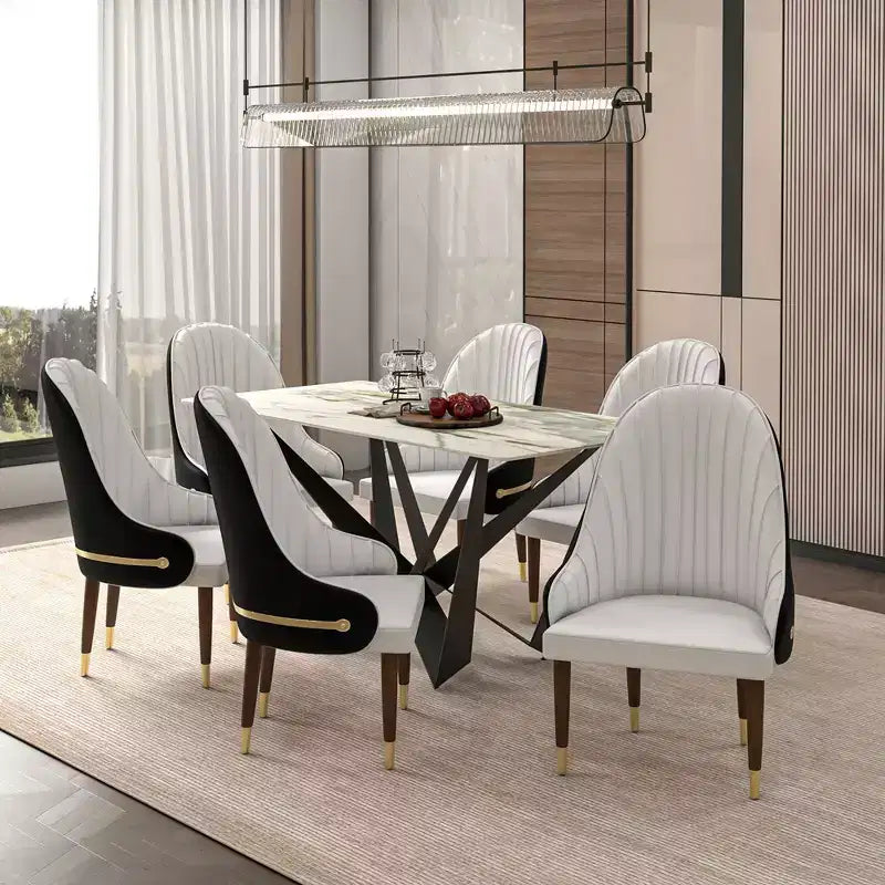 Chaise de salle à manger à dossier haut LeisureMod Elara, revêtement en cuir avec motif ondulé, cadre en bois d'hévéa et accents dorés pour salle à manger