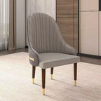 Chaise de salle à manger à dossier haut LeisureMod Elara, revêtement en cuir avec motif ondulé, cadre en bois d'hévéa et accents dorés pour salle à manger