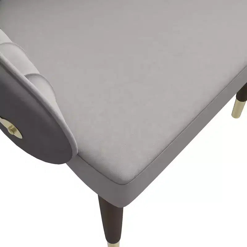 Chaise de salle à manger à dossier haut LeisureMod Elara, revêtement en cuir avec motif ondulé, cadre en bois d'hévéa et accents dorés pour salle à manger