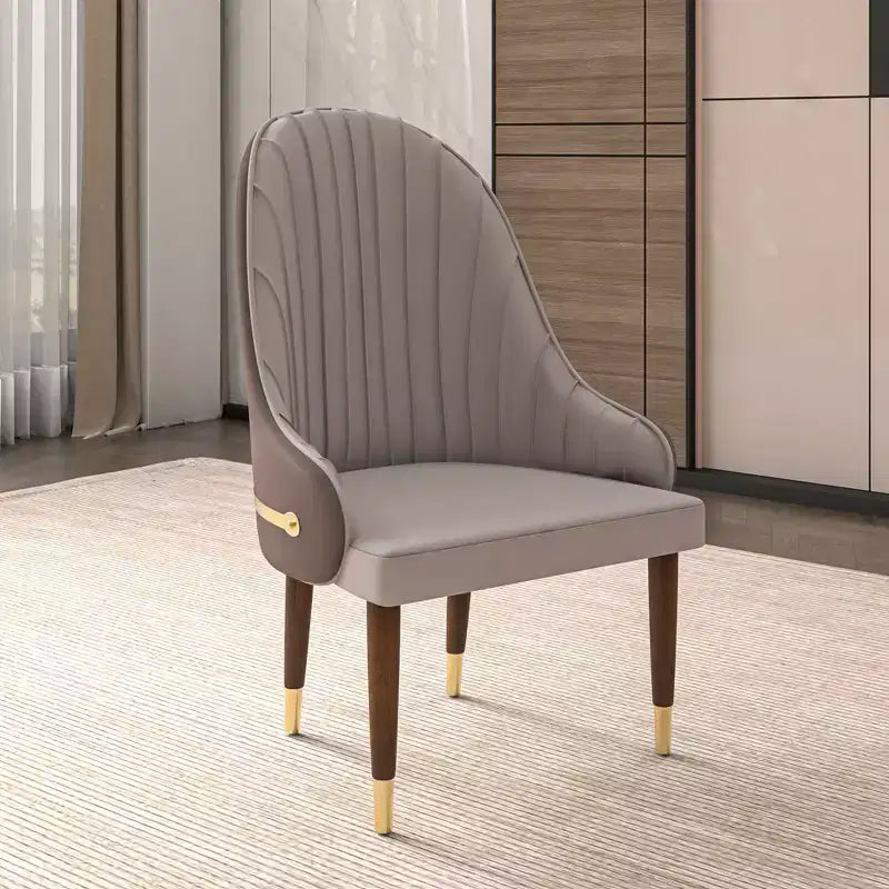 Chaise de salle à manger à dossier haut LeisureMod Elara, revêtement en cuir avec motif ondulé, cadre en bois d'hévéa et accents dorés pour salle à manger