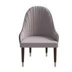 Chaise de salle à manger à dossier haut LeisureMod Elara, revêtement en cuir avec motif ondulé, cadre en bois d'hévéa et accents dorés pour salle à manger