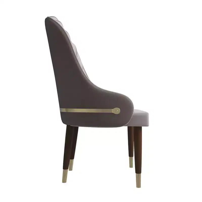 Chaise de salle à manger à dossier haut LeisureMod Elara, revêtement en cuir avec motif ondulé, cadre en bois d'hévéa et accents dorés pour salle à manger