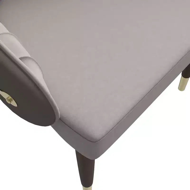 Chaise de salle à manger à dossier haut LeisureMod Elara, revêtement en cuir avec motif ondulé, cadre en bois d'hévéa et accents dorés pour salle à manger