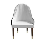 Chaise de salle à manger à dossier haut LeisureMod Elara, revêtement en cuir avec motif ondulé, cadre en bois d'hévéa et accents dorés pour salle à manger