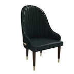 Chaise de salle à manger à dossier haut LeisureMod Elara, revêtement en cuir avec motif ondulé, cadre en bois d'hévéa et accents dorés pour salle à manger
