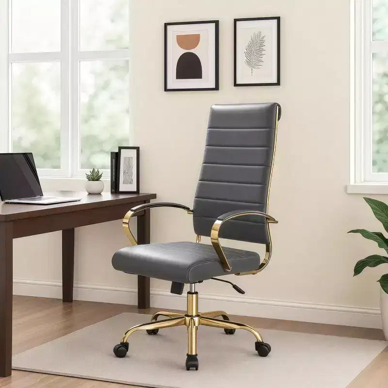 Chaise de bureau LeisureMod Benmar en cuir nervuré à dossier haut - Chaise de bureau exécutive moderne pivotante et inclinable - Base dorée