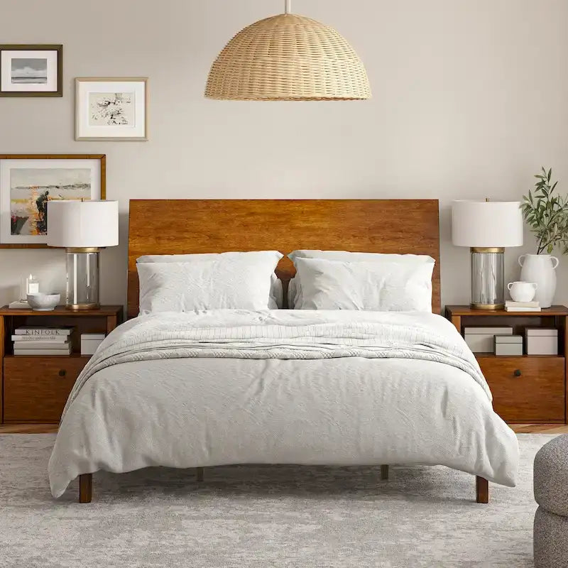 Lit plateforme mi-century moderne en bois massif avec ports USB et espace de rangement