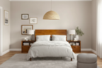 Lit plateforme mi-century moderne en bois massif avec ports USB et espace de rangement