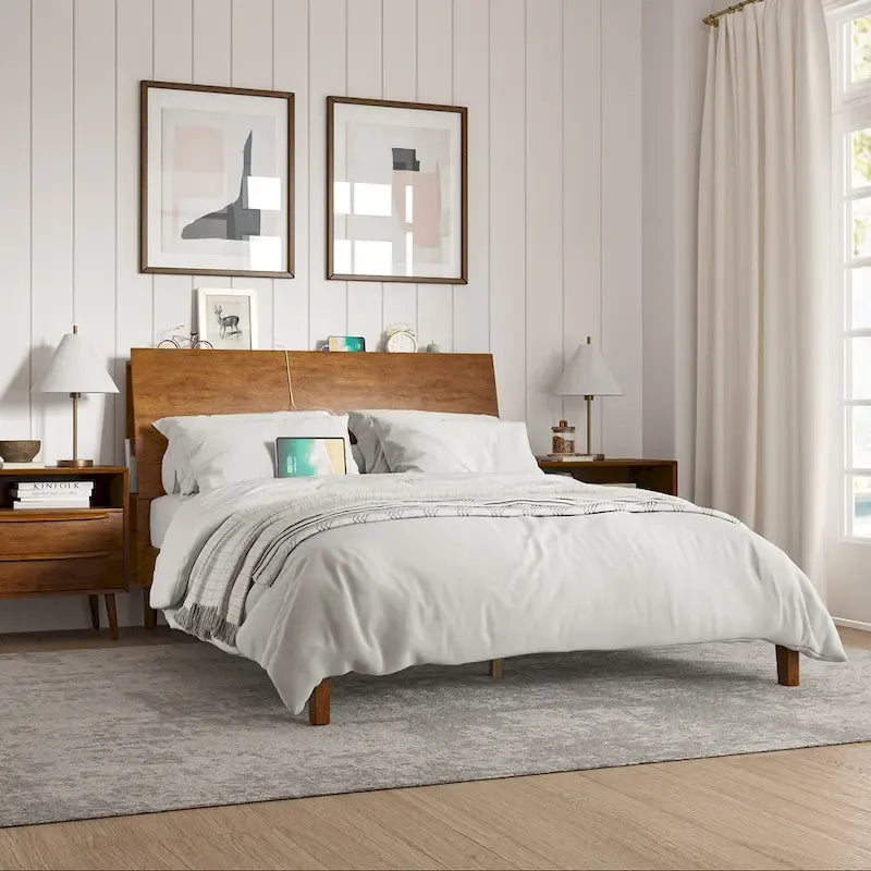 Lit plateforme mi-century moderne en bois massif avec ports USB et espace de rangement