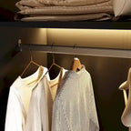 Armoire moderne à cadre en aluminium : design spacieux avec éclairage LED