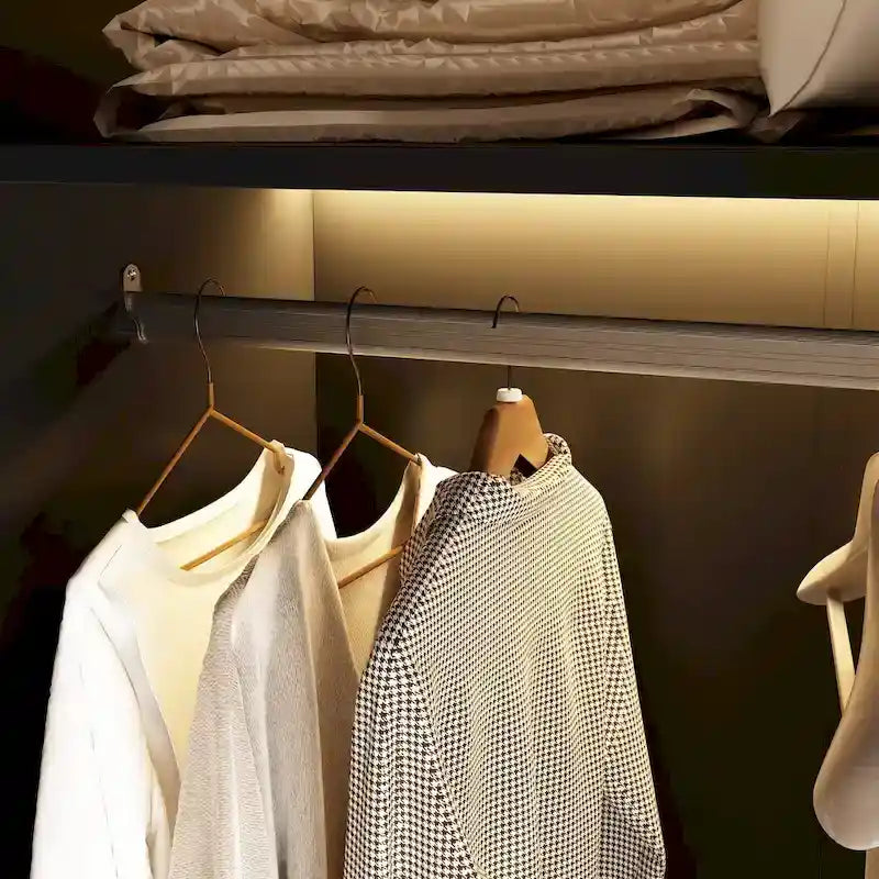 Armoire moderne à cadre en aluminium : design spacieux avec éclairage LED