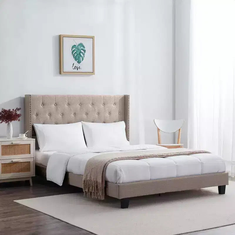 Lit plateforme rembourré Bryt Wingback Diamond, cadre de lit à oreilles avec tête de lit