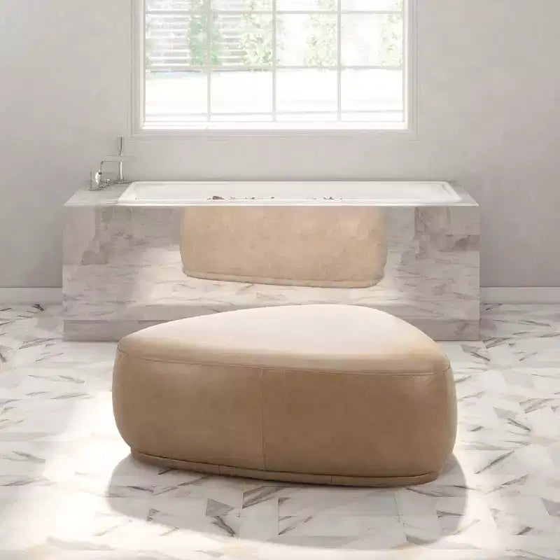 Pouf de cocktail triangulaire arrondi Pebble de 112 cm Jennifer Taylor Home