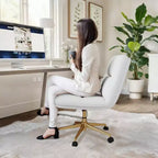 Chaise de bureau pivotante sans accoudoirs Emma et Oliver avec roulettes, dossier et assise rembourrés, hauteur réglable et structure robuste