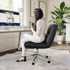 Chaise de bureau pivotante sans accoudoirs Emma et Oliver avec roulettes, dossier et assise rembourrés, hauteur réglable et structure robuste
