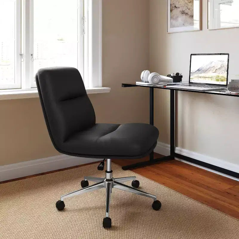 Chaise de bureau pivotante sans accoudoirs Emma et Oliver avec roulettes, dossier et assise rembourrés, hauteur réglable et structure robuste