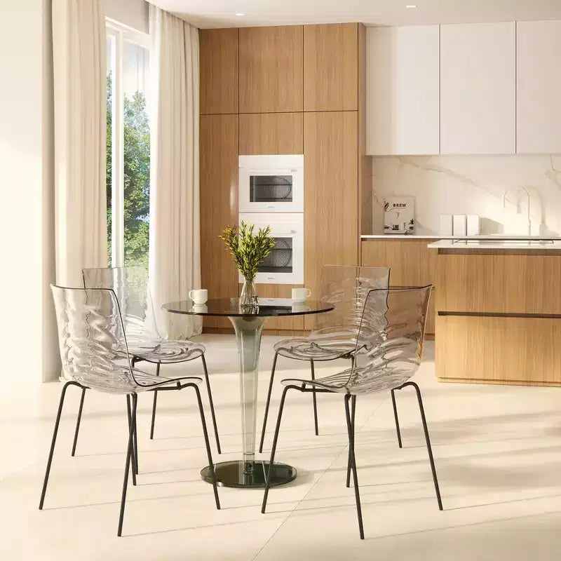 LeisureMod Astor Chaises de salle à manger en plastique, lot de 4, design ondulation d'eau avec pieds en acier inoxydable noir, chaises d'appoint modernes pour cuisine, salle à manger