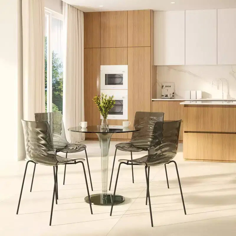 LeisureMod Astor Chaises de salle à manger en plastique, lot de 4, design ondulation d'eau avec pieds en acier inoxydable noir, chaises d'appoint modernes pour cuisine, salle à manger