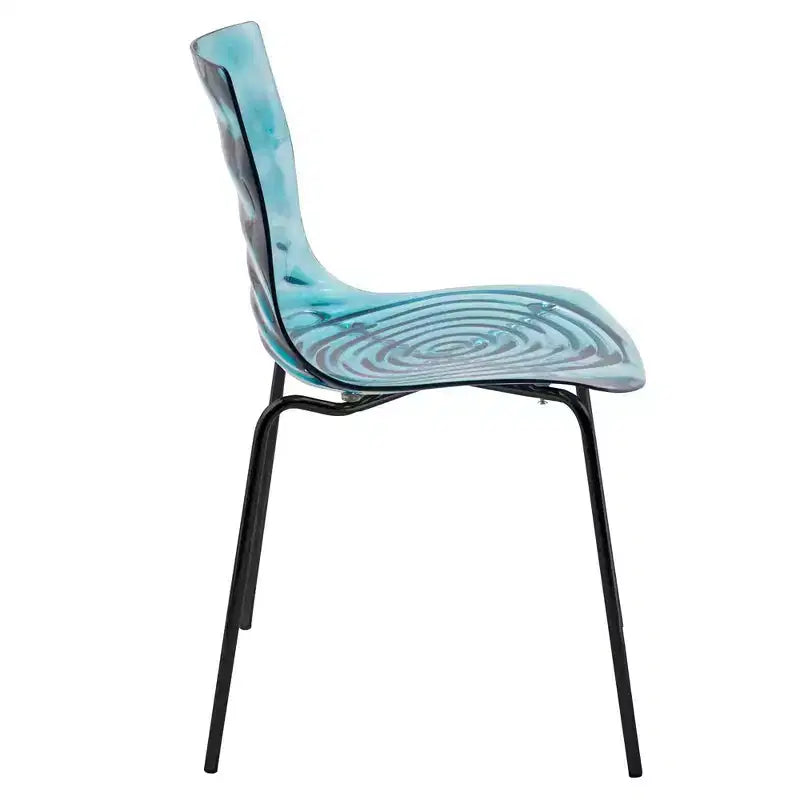 LeisureMod Astor Chaises de salle à manger en plastique, lot de 4, design ondulation d'eau avec pieds en acier inoxydable noir, chaises d'appoint modernes pour cuisine, salle à manger