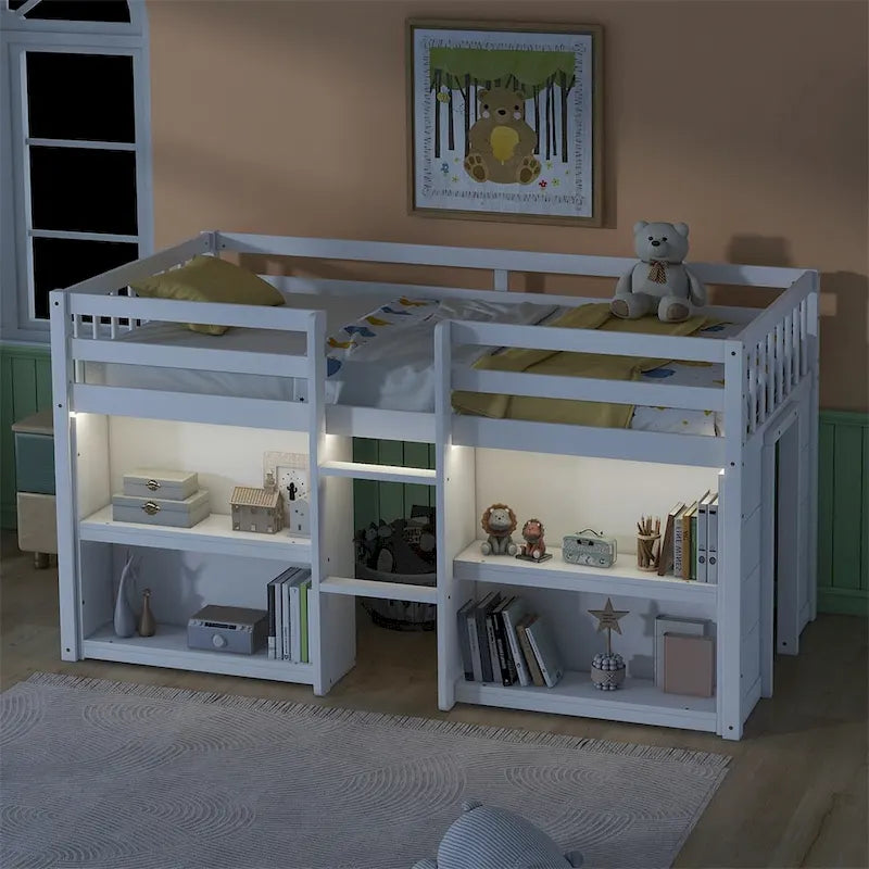 Lit mezzanine double en bois avec étagères à deux niveaux et lumière LED