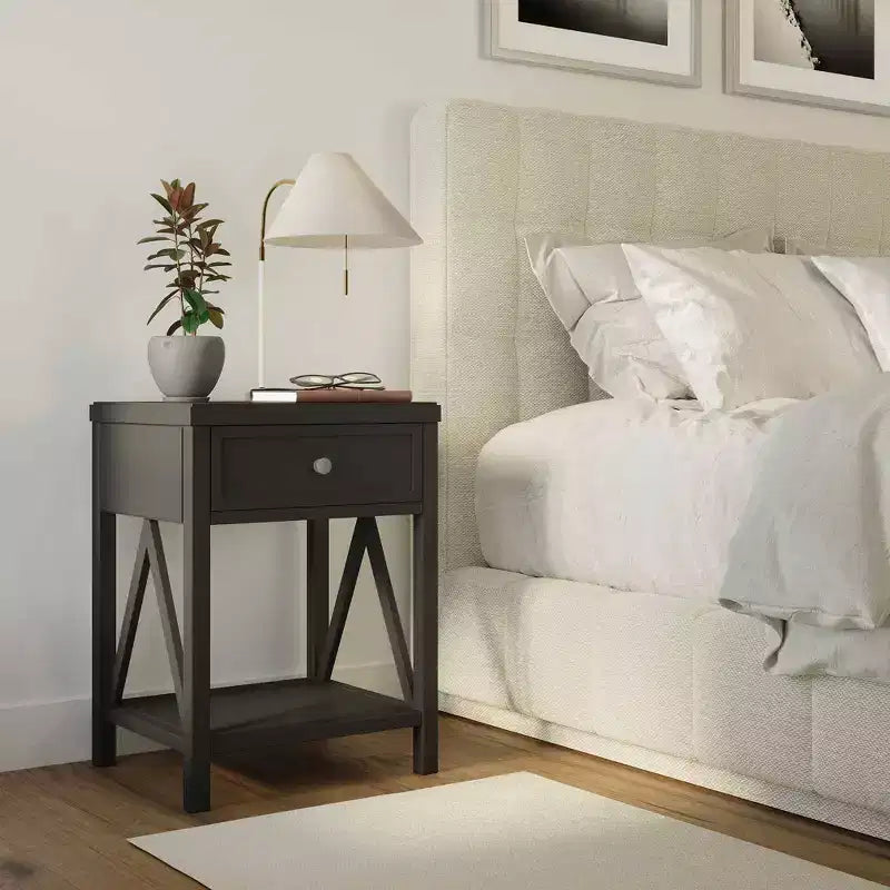 Table d'appoint traditionnelle en bois auburn 27,7 po avec tiroir East at Main