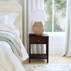 Table d'appoint traditionnelle en bois auburn 27,7 po avec tiroir East at Main