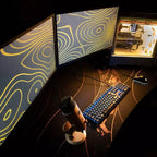 Tapis de souris lavable Arozzi Special Edition Ultrawide Curved Gaming and Office Desk et 3 découpes personnalisées pour support d'écran avec gestion des câbles