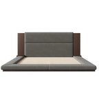 Lit rembourré King Gray Floor à profil bas avec tête de lit en bois étendue, étagères de chevet intégrées